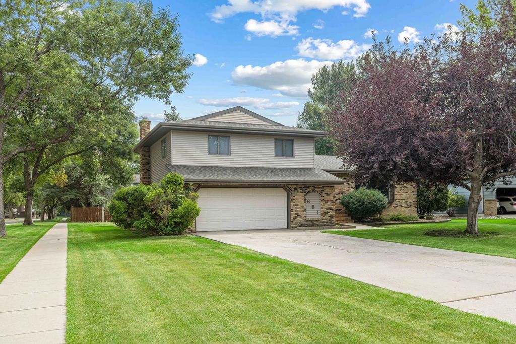 681 Cottonwood Court, West Fargo