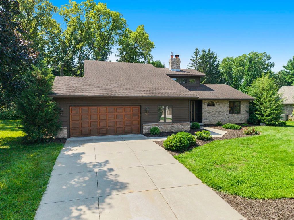 1128 Orchard Circle, Mendota Heights