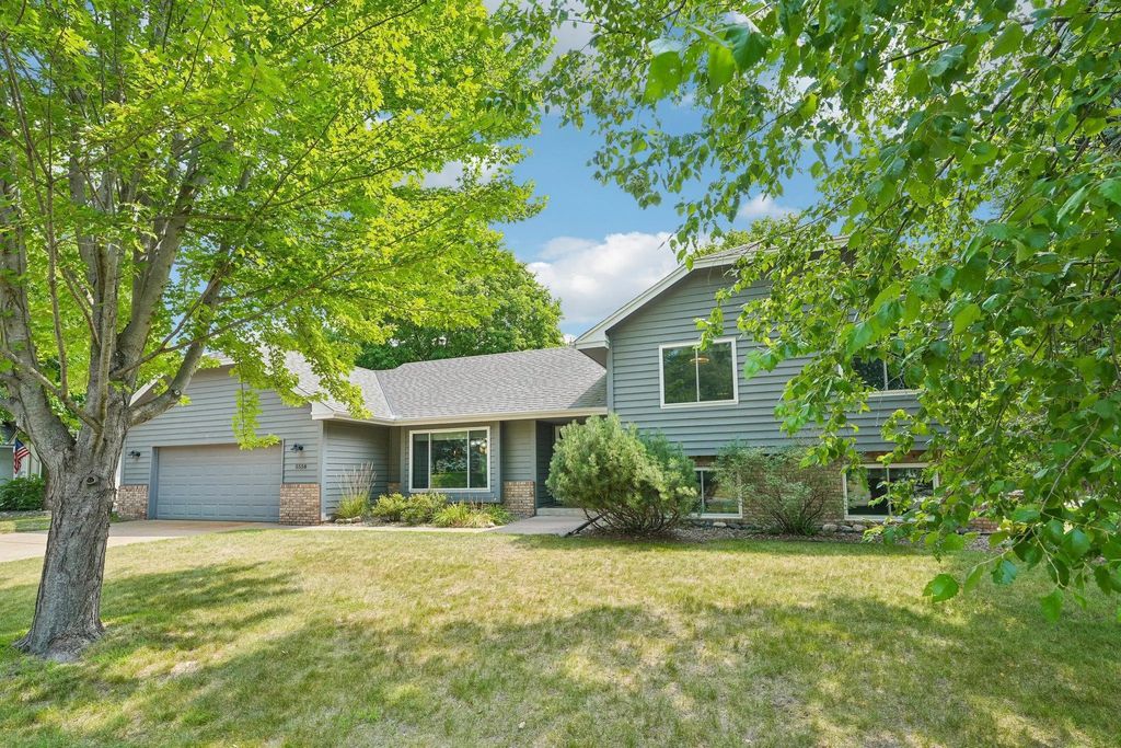 5558 Chatsworth Street N, Shoreview