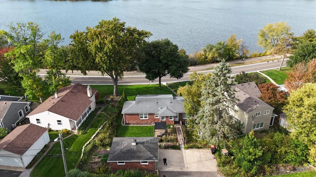 1736 E Shore Drive, Maplewood