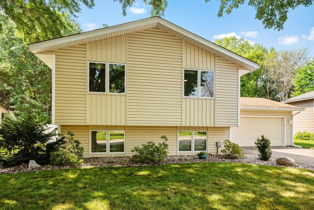 717 Dresden Drive, Chaska