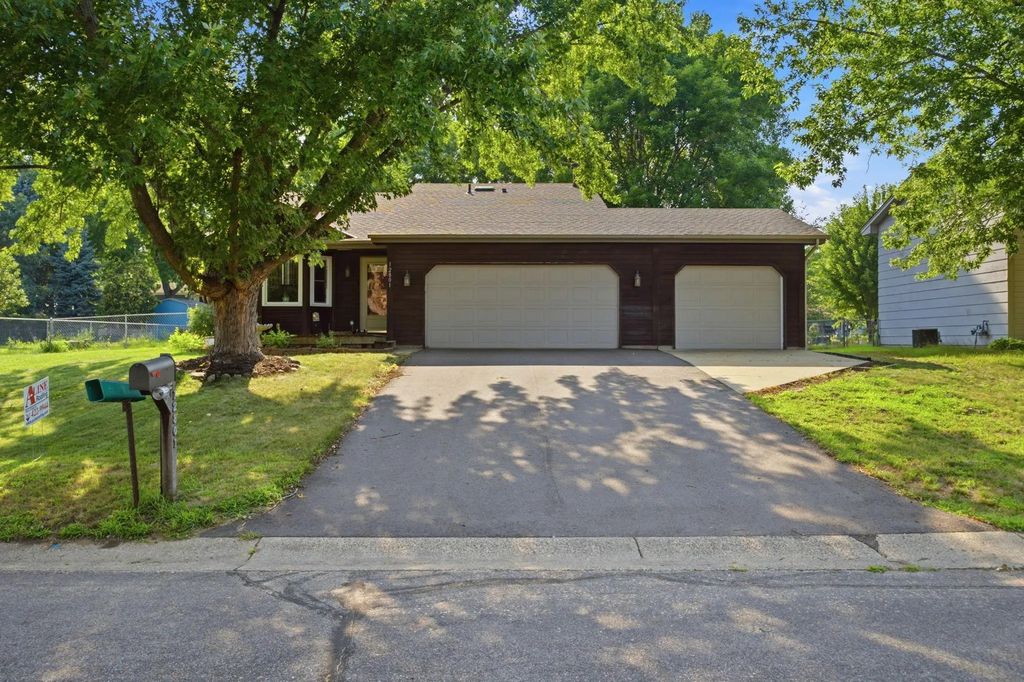 12801 Belle Aire Drive, Champlin