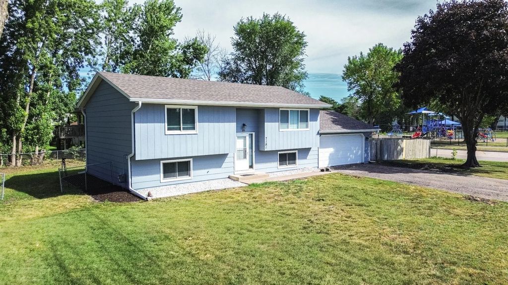 7181 Colorado Avenue N, Brooklyn Park