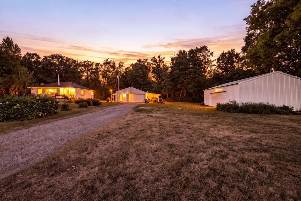 2225 Naples Street, Mora