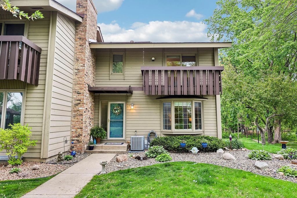 28 Birnamwood Drive, Burnsville