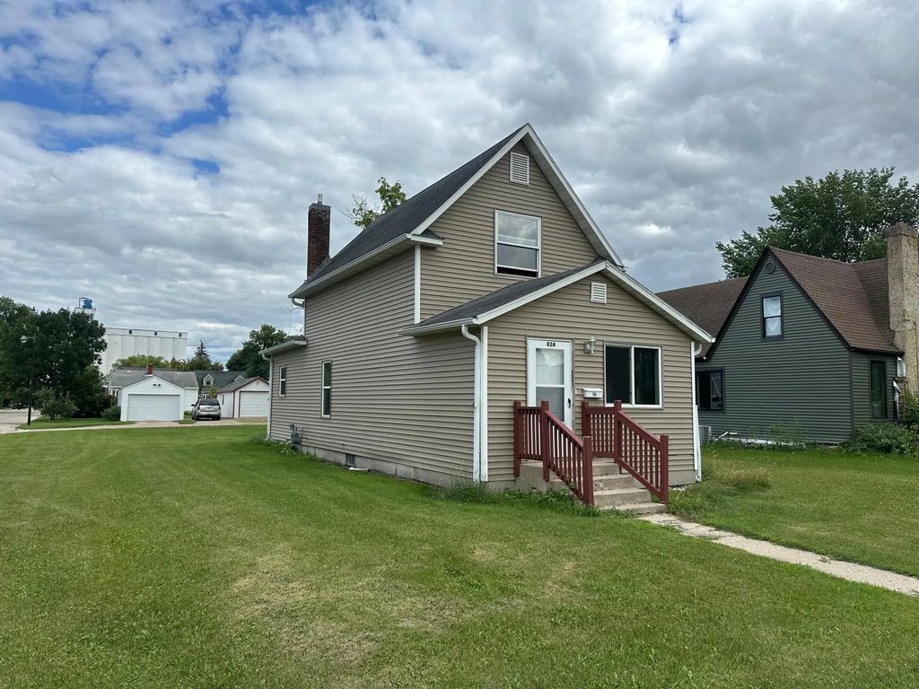 824 Labree Avenue N, Thief River Falls