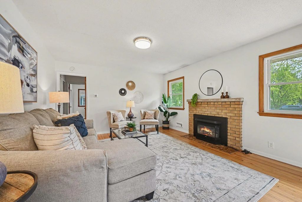 2733 Parkview Boulevard, Robbinsdale