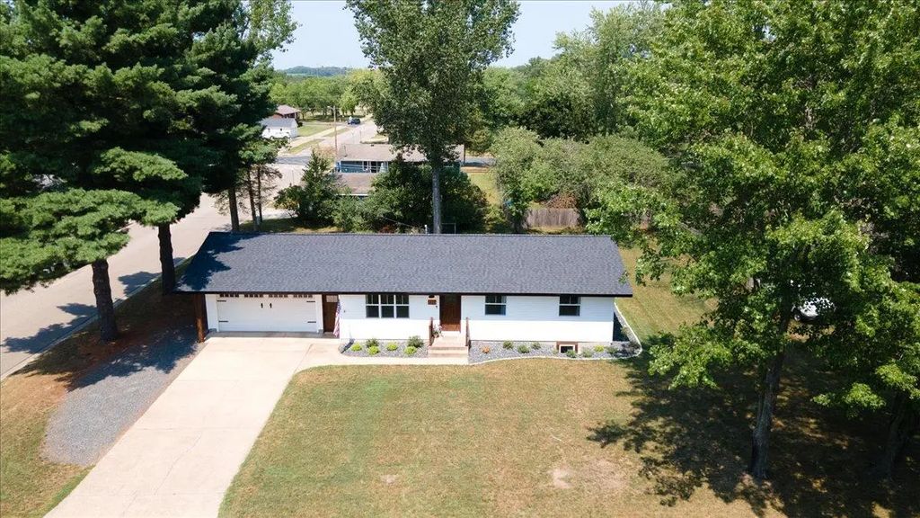 421 21st Avenue W, Menomonie