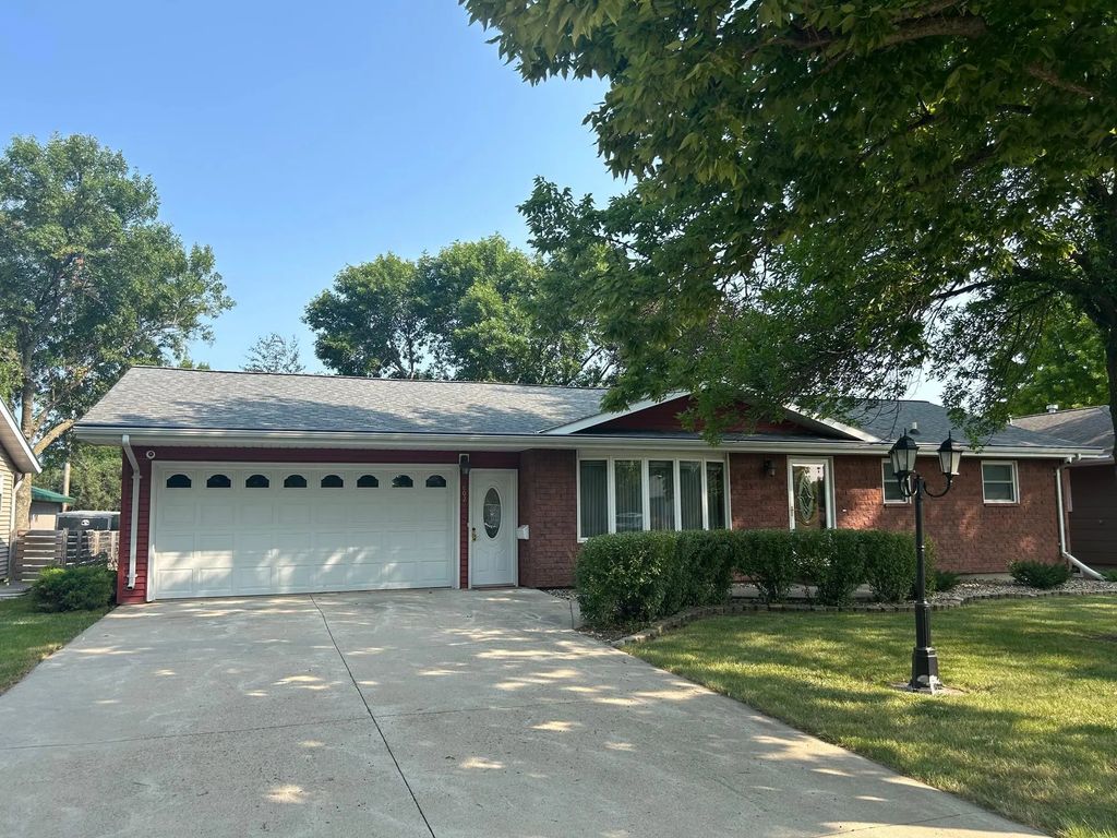 602 N Madison Street, Minneota