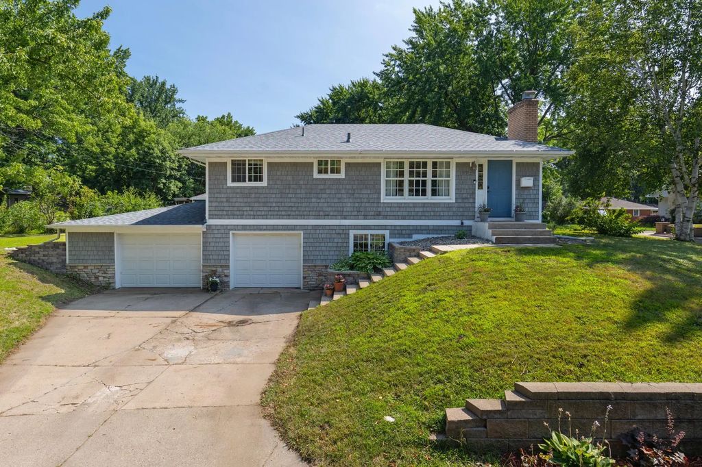 7729 Plymouth Avenue N, Golden Valley