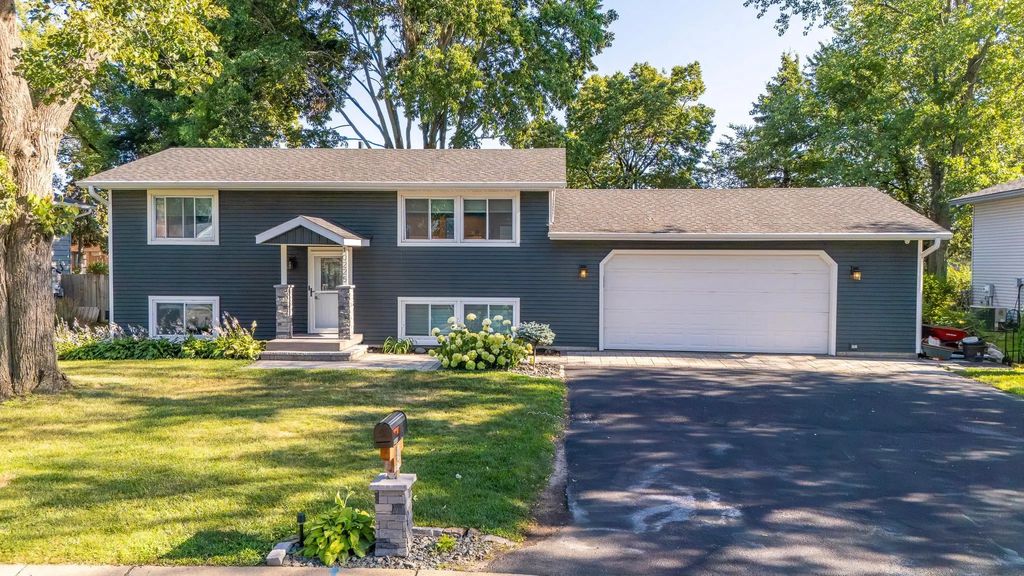 10225 99th Avenue N, Maple Grove