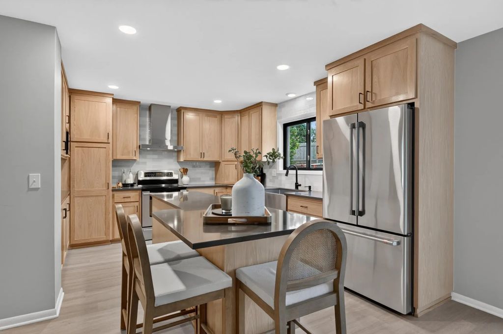 872 Winterberry Court, Woodbury
