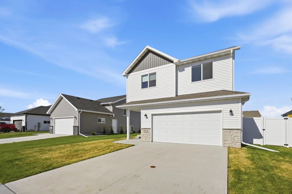 3851 19th Street S, Moorhead