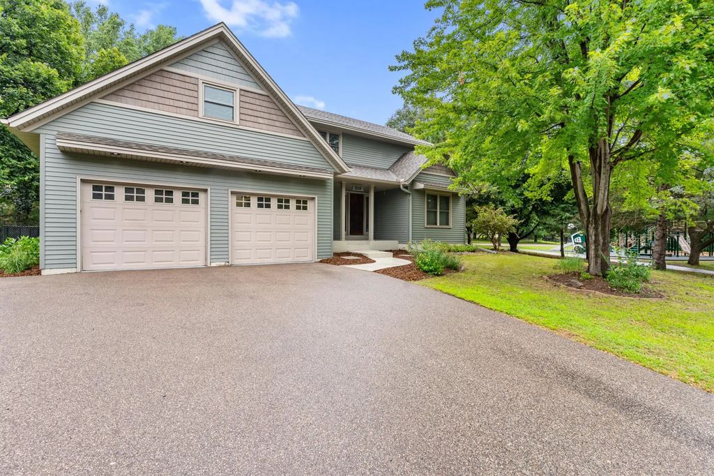 824 Springhill Drive, Burnsville