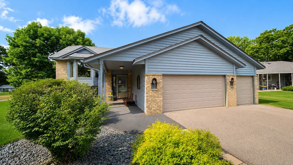 940 Douglas Court, Anoka