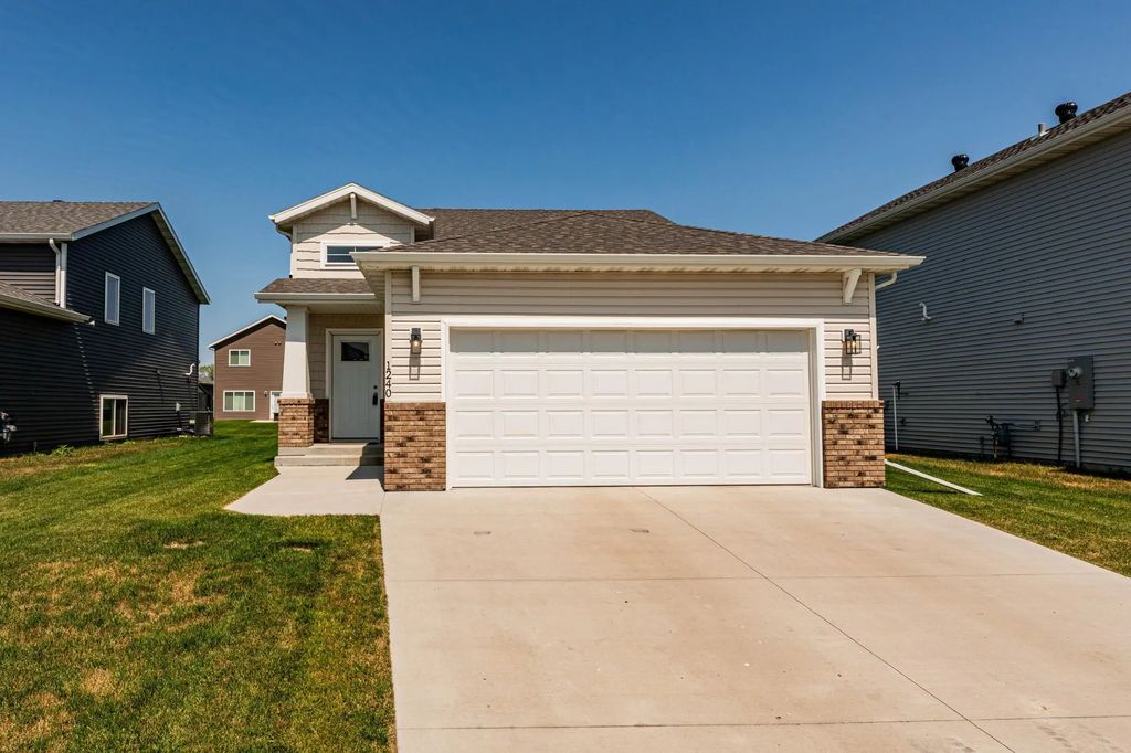 1240 Rachel Drive W, West Fargo