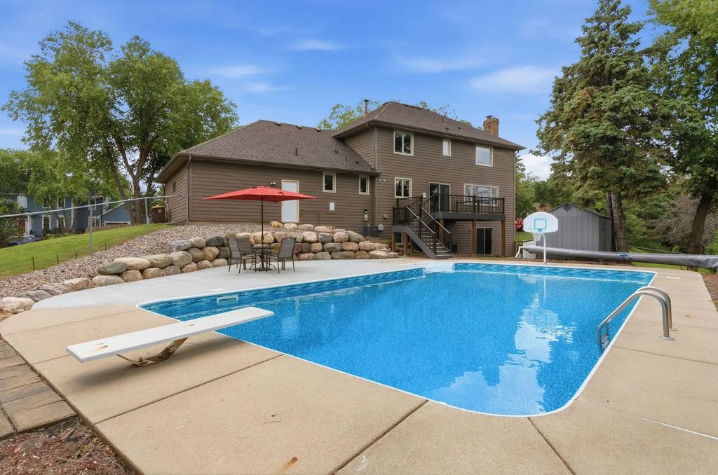 1467 Kings Crest, Eagan