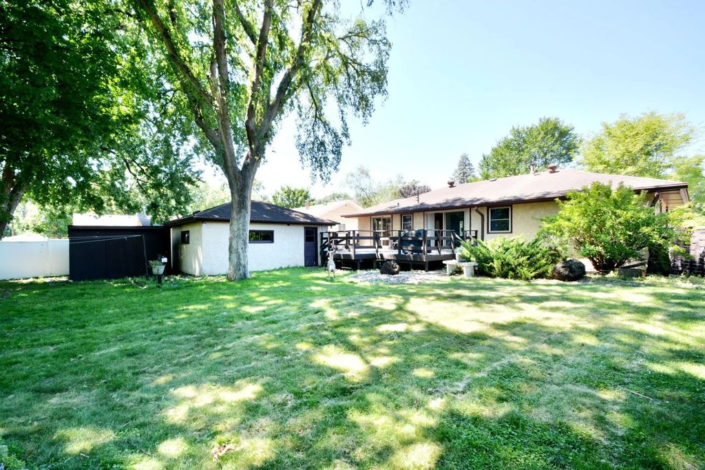5526 Unity Avenue N, Crystal