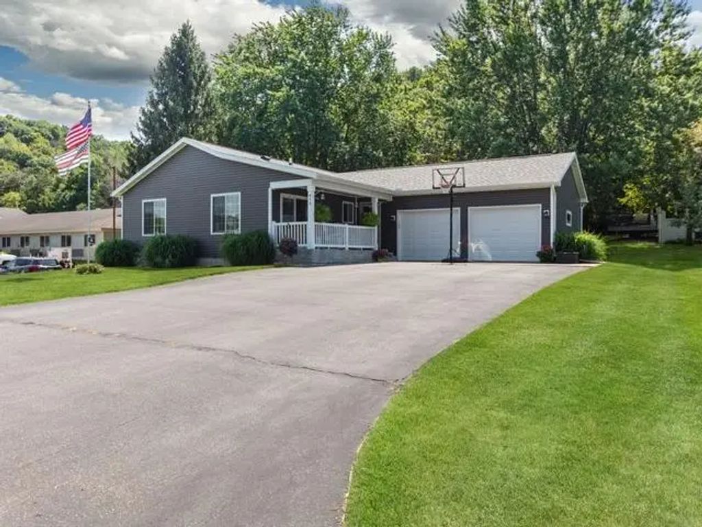 413 Cherry Avenue W, Plum City