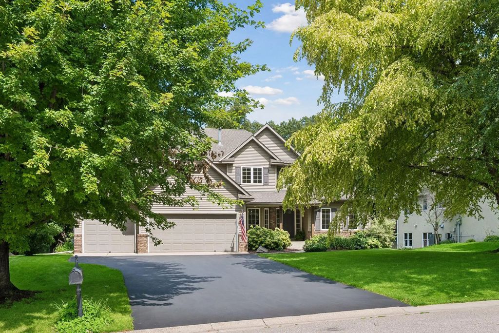 2240 Thrushwood Circle, Victoria