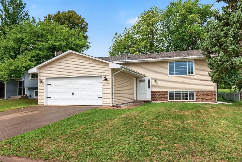 7433 Columbia Court, Woodbury