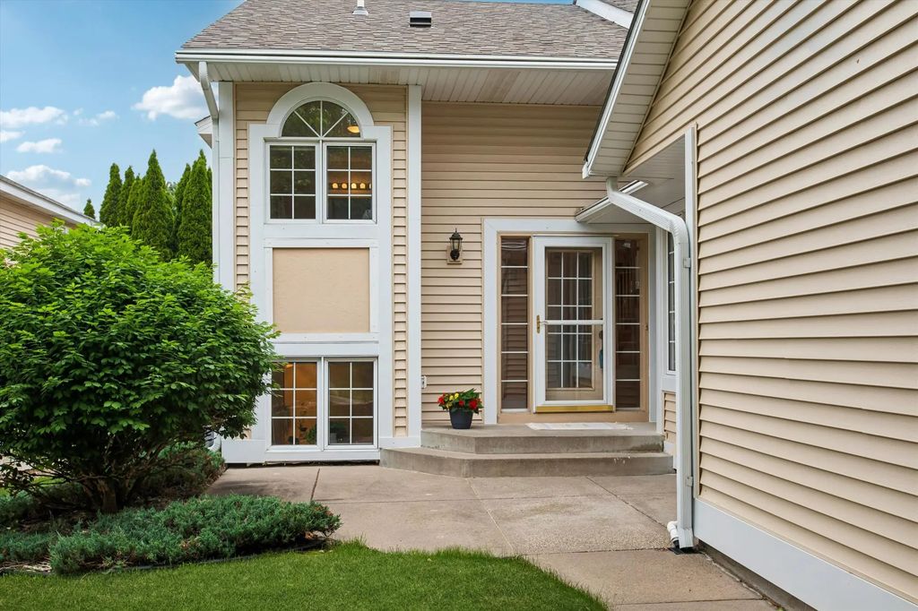 808 Winterberry Drive, Woodbury