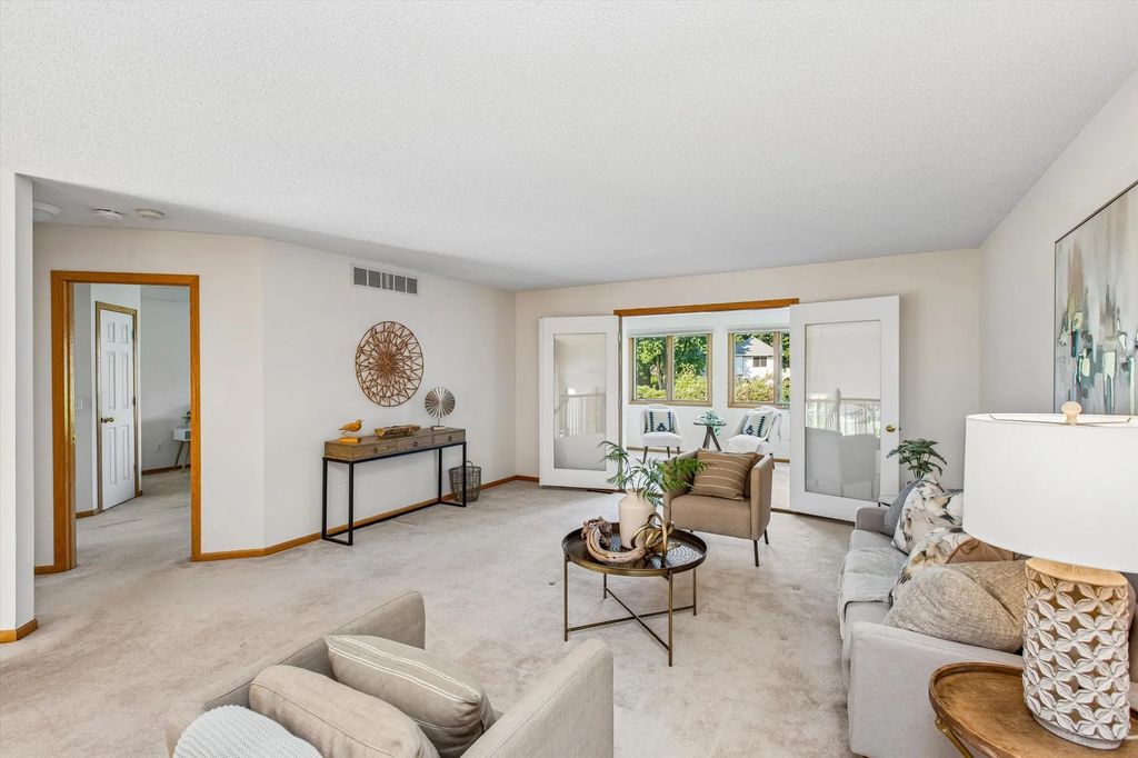808 Winterberry Drive, Woodbury