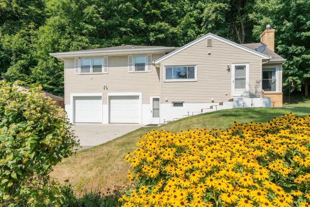 48186 Old River Bluff Road, Saint Peter