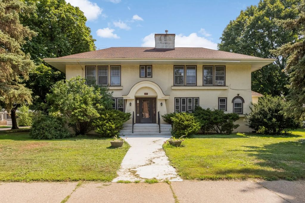 116 Lexington Parkway N, Saint Paul