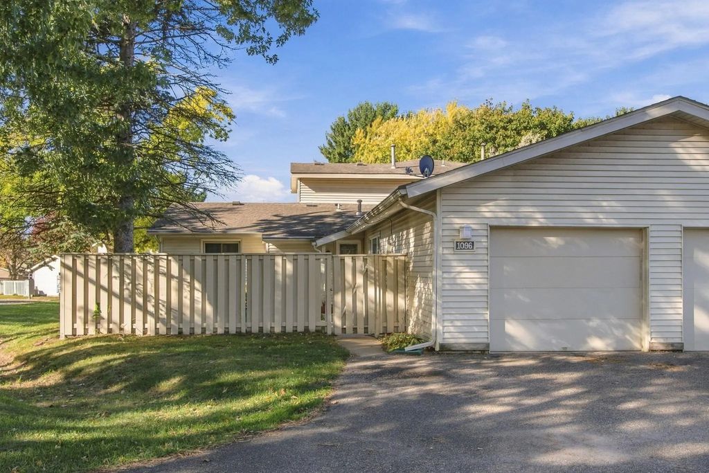 1096 Carmel Court, Shoreview