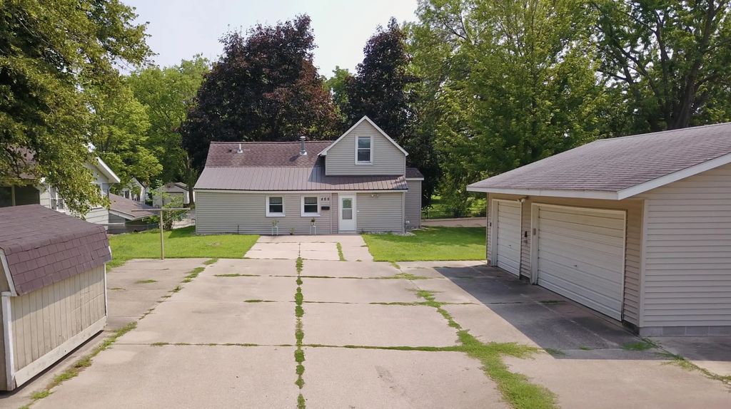 466 Bluff Street Ne, Hutchinson