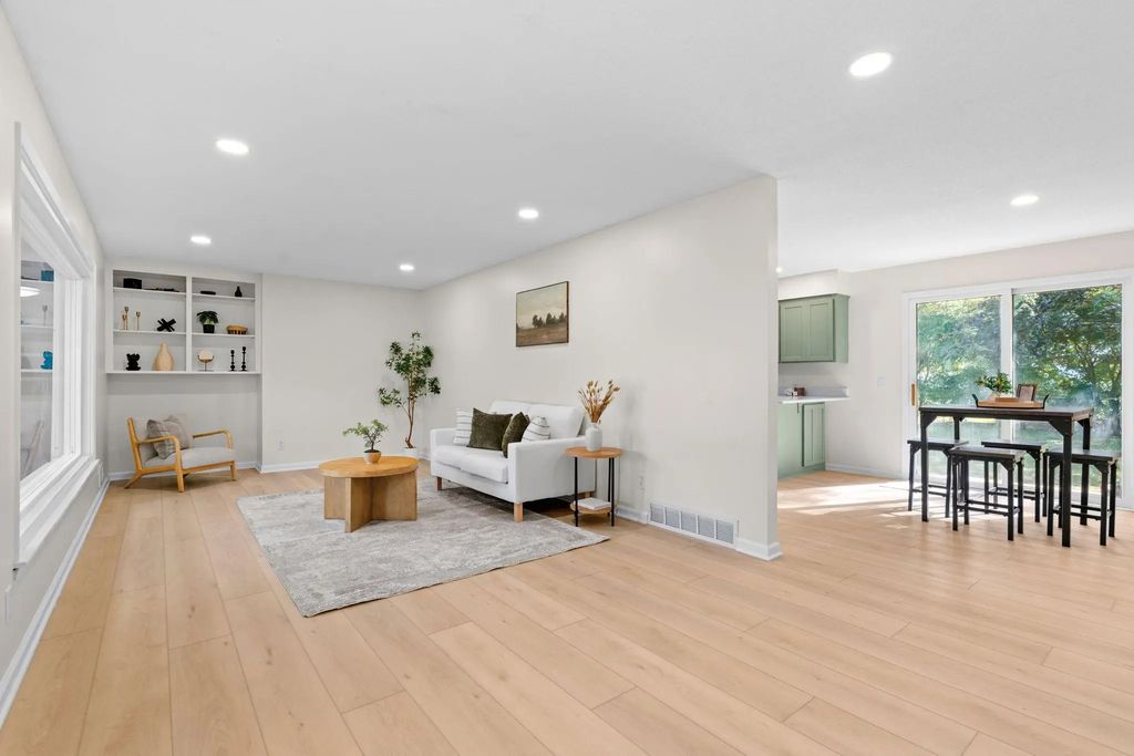 9068 Rice Lake Road, Maple Grove
