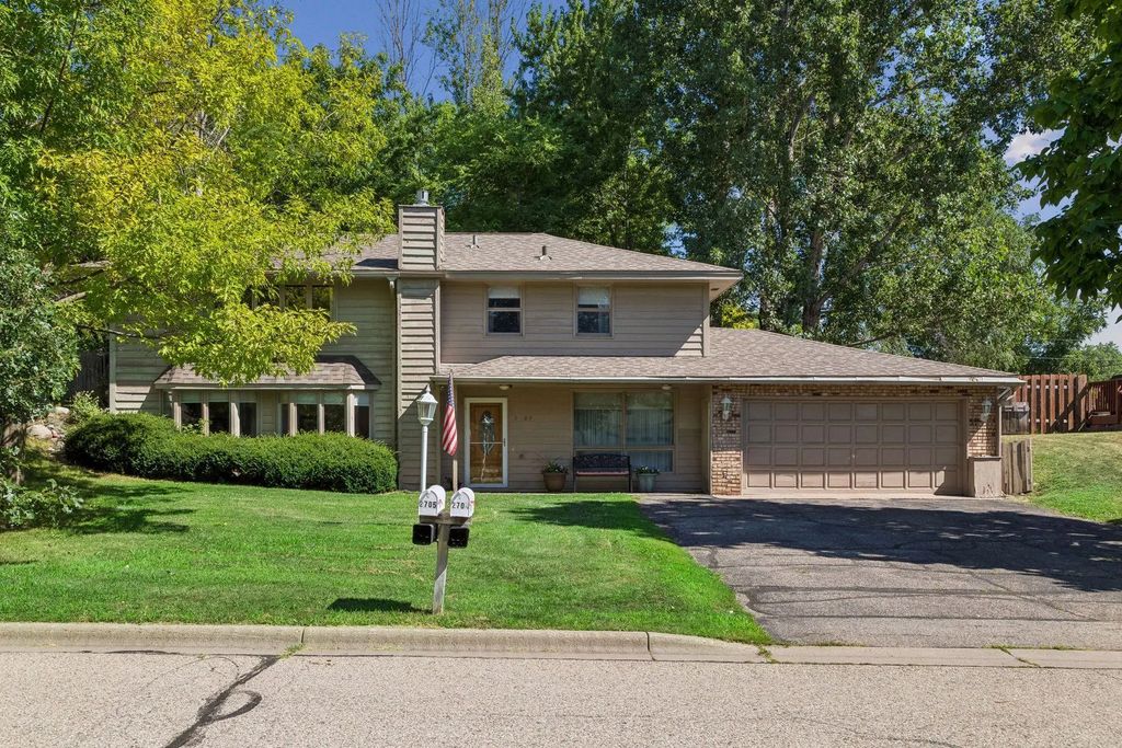 2704 Shawnee Lane, Burnsville