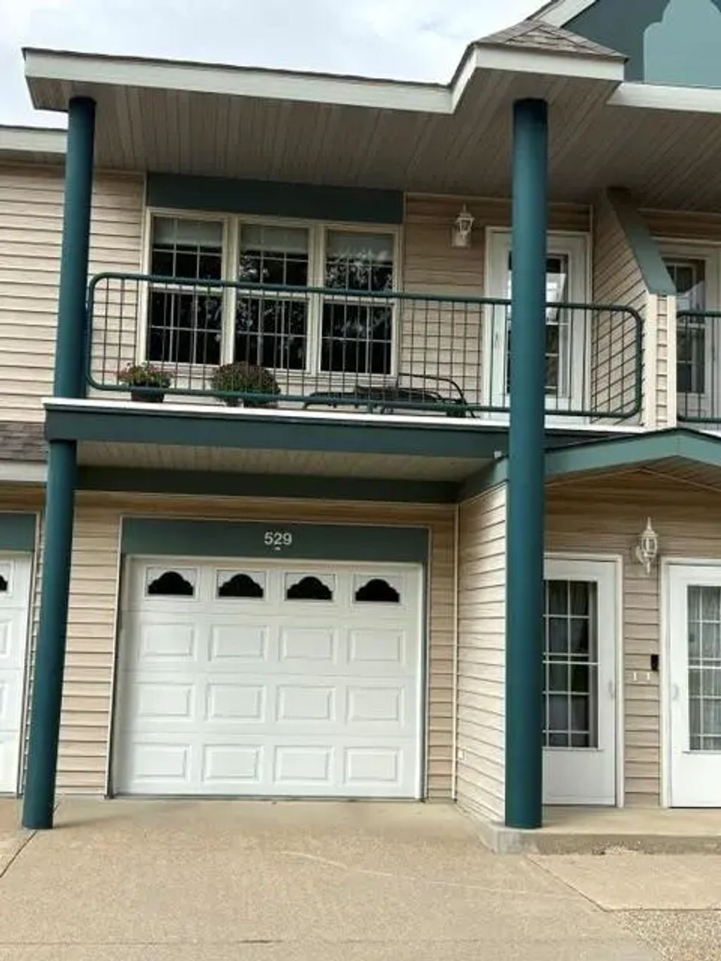 529 Hilltop Drive Ne, Hutchinson