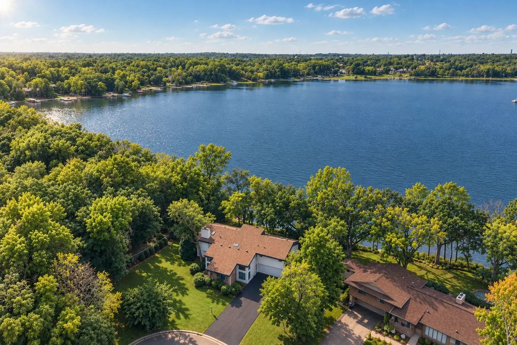 5605 Evergreen Lane N, Plymouth