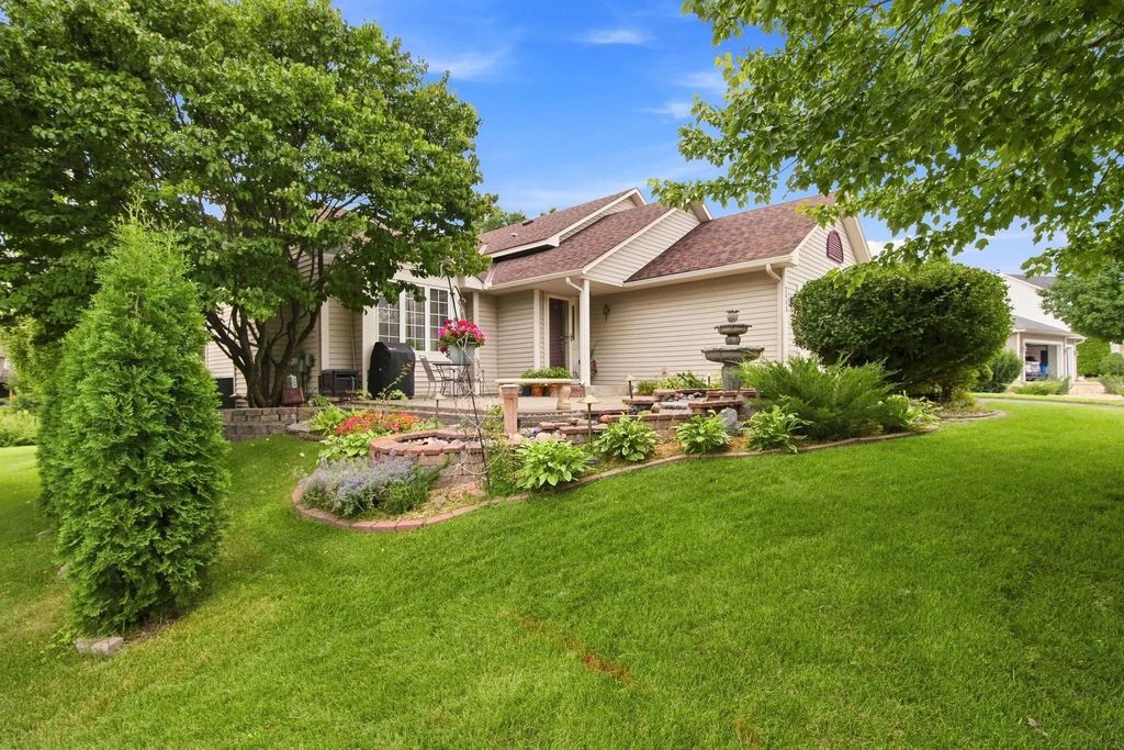 2003 Ponds Way, Shakopee