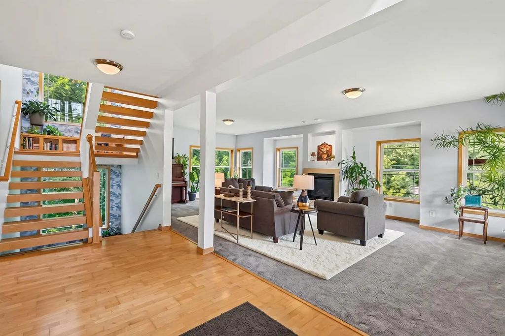 20310 Akin Court, Farmington