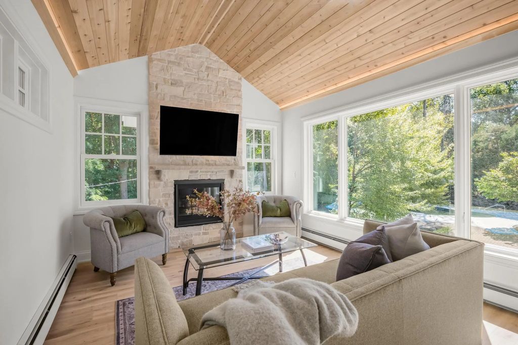20590 Linden Road, Deephaven