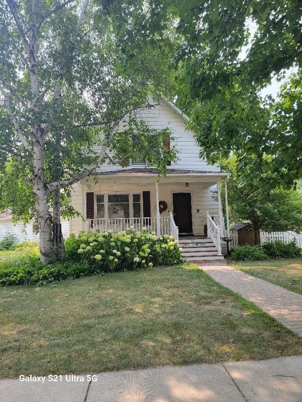 101 Leslie Avenue W, Clarissa