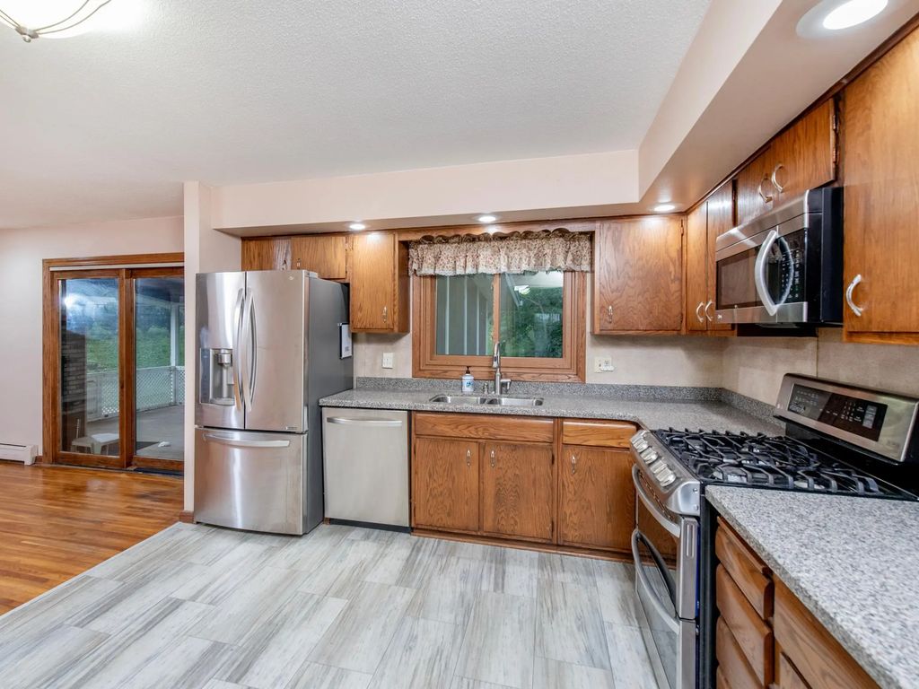1801 River Hills Drive, Burnsville