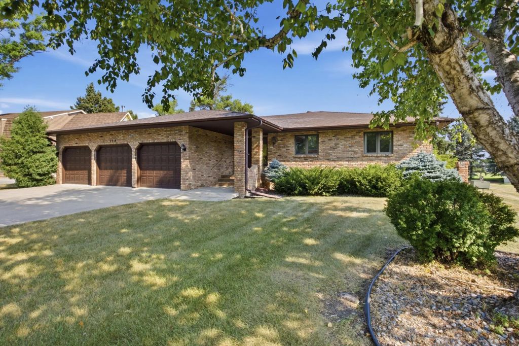 120 Prairiewood Drive S, Fargo
