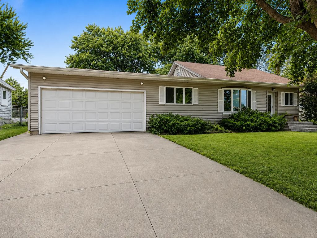 127 Higbie Avenue E, Minnesota Lake