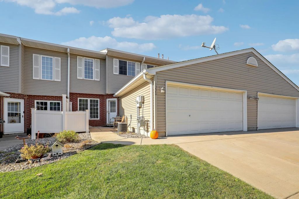 1220 Larkspur Lane, Waconia