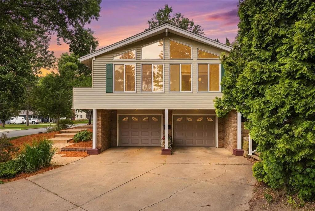832 Bartosh Lane, River Falls