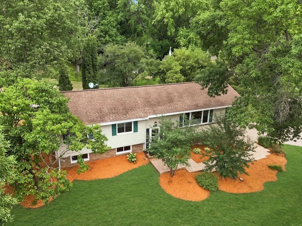 832 Bartosh Lane, River Falls