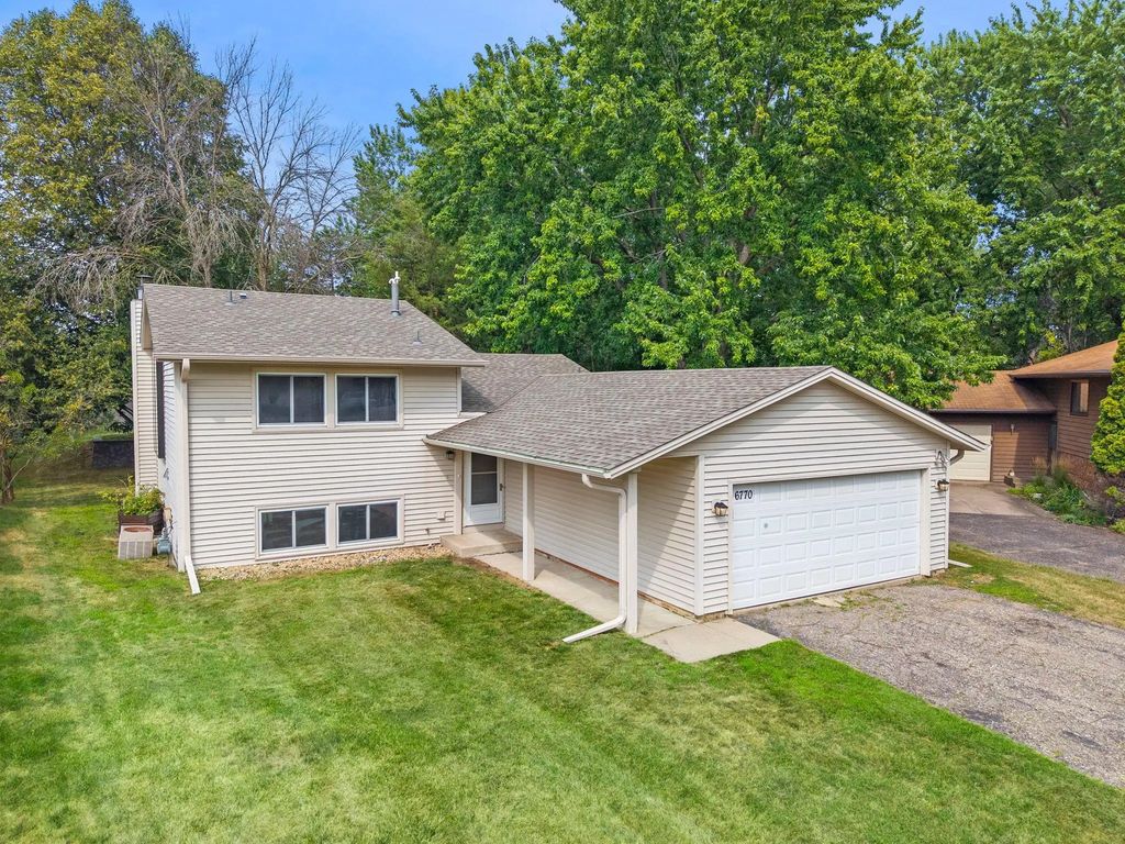 6770 Woodhill Trail, Eden Prairie