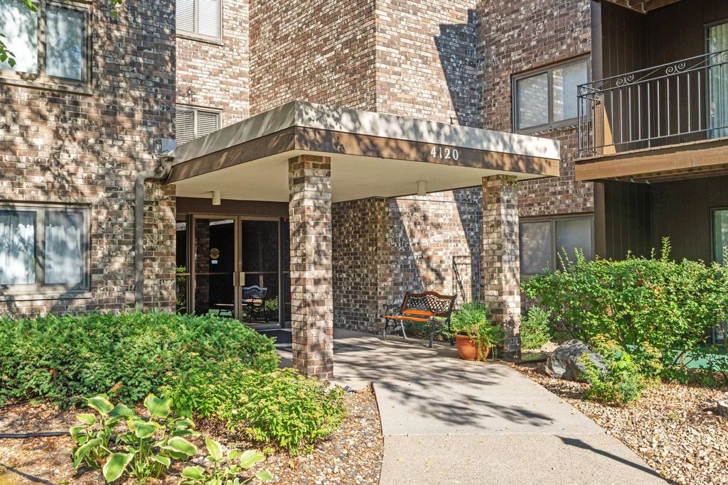 4120 Parklawn Avenue 220, Edina