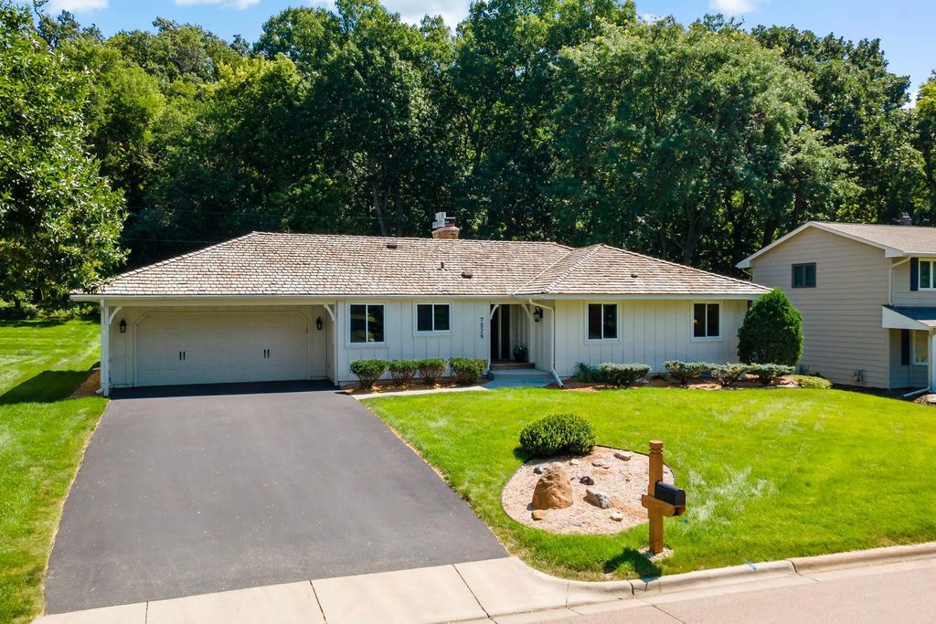 7029 Comanche Court, Edina
