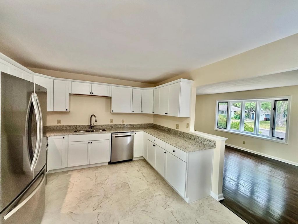 2021 Chambers Street, Maplewood