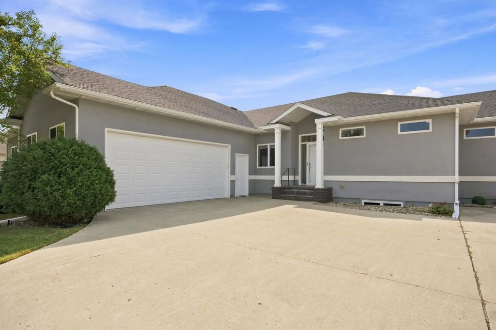 715 Northridge Way, West Fargo